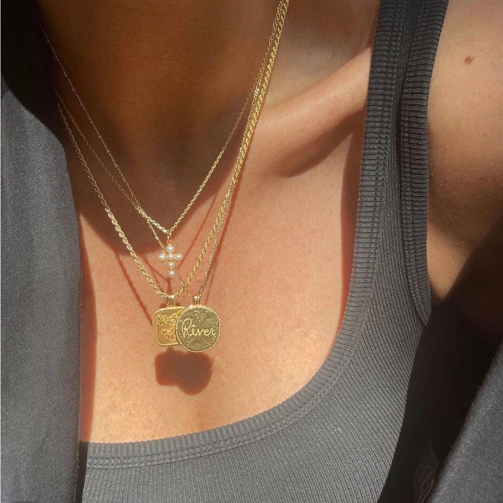 14k Gold Vermeil Nalin Studios Shiny Gold “Rose” Square Coin Medallion Necklace - Picture 3 of 10
